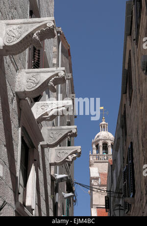 St Marks Cattedrale korcula croazia strada stretta e il rinascimento scultura in pietra nella città vecchia Foto Stock