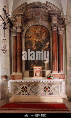 Interno di Sveti Marko cattedrale, la cappella laterale con verniciatura vecchia città di Korcula Croazia Foto Stock