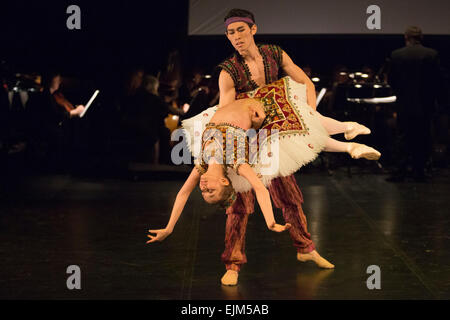 23/03/2015. Londra, Inghilterra. Nella foto: Katja Khaniukova e Ken Saruhashi eseguendo Pas d'Esclave da Le Corsaire. English National Ballet del ballerino emergente 2015 Finals presso la Queen Elizabeth Hall Southbank Centre di Londra. Foto Stock