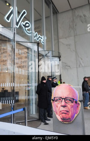 News HQ,Mini Shard, Londra, Regno Unito. Il 29 marzo 2015. Anti Rupert Murdoch manifestanti fuori la notizia HQ staging 'una settimana di azione contro il miliardario di proprietà di supporto aziendale e la sua corruzione della nostra democrazia'. Credito: Matteo Chattle/Alamy Live News Foto Stock