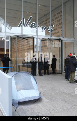 News HQ,Mini Shard, Londra, Regno Unito. Il 29 marzo 2015. Anti Rupert Murdoch manifestanti fuori la notizia HQ staging 'una settimana di azione contro il miliardario di proprietà di supporto aziendale e la sua corruzione della nostra democrazia'. Credito: Matteo Chattle/Alamy Live News Foto Stock