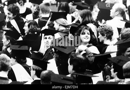 Politecnico di Brighton gli studenti alla loro cerimonia di laurea circa 1992 Foto Stock