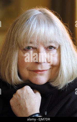 L'attrice Judy Cornwell a casa a Brighton ha appena pubblicato La sua fotografia autobiografica ha preso 18 novembre 2005 - uno di I suoi rotoli famosi erano nella sitcom della televisione che tiene in su Aspetti Foto Stock