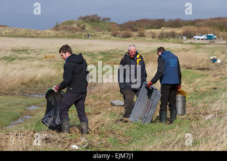 Southport, Sefton, Merseyside, Regno Unito. 29 marzo, 2015. Regno Unito Meteo. RSPB spiaggia 'prelevamento' di mare-borne, cestino della spazzatura e detriti marini dopo una notte di Gales. La lettiera e i rifiuti plastici lavato fino sulla disseminato paludi di Ribble Marshside Riserva Naturale dal Mare d'Irlanda essendo raccolti da conservazione marina volontari. Questo i detriti possono essere raccolti da una fauna che lo utilizzano nei loro nidi e successivamente vengono uccisi da strangolamento o per ingestione di particelle più piccole dei pericolosi rifiuti di plastica. Foto Stock