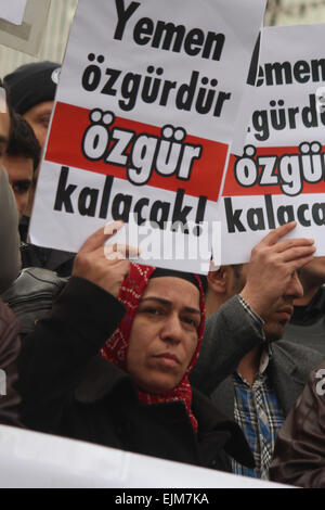 Ankara, Turchia. 29 Mar, 2015. Marzo.29, 2015 - una donna a tenere un banner che legge '' Yemen si rimane libero''. I manifestanti hanno protestato in Arabia Saudita per l'operazione militare in Yemen fuori dall Arabia Saudita ambasciata in Turchia. © Tumay Berkin/ZUMA filo/ZUMAPRESS.com/Alamy Live News Foto Stock