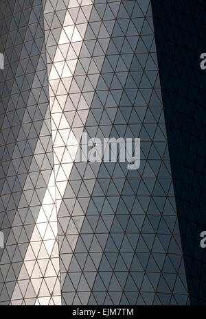 Un close-up di facciata in vetro del al-Bidda grattacielo, situato sul lungomare Corniche a Doha, in Qatar. Foto Stock
