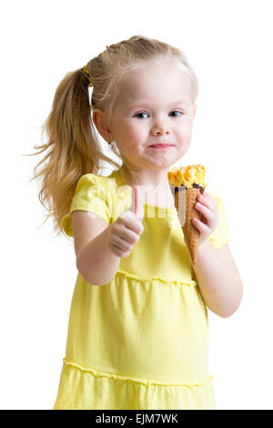 Bambino a mangiare il gelato e mostrando buone condizioni segno Foto Stock