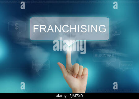 Mano che spinge sul franchising palloncino pulsante testo Foto Stock