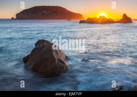 Tramonto a Harris spiaggia di Harris Beach State Park sulla costa dell'Oregon, Oregon, Stati Uniti d'America. Foto Stock