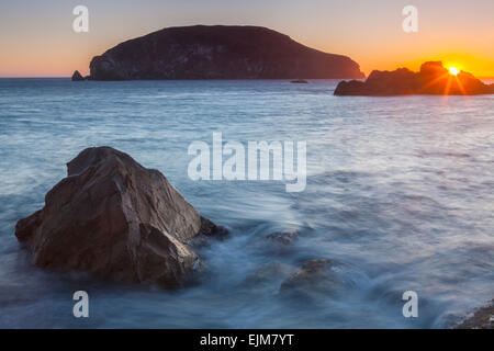 Tramonto a Harris spiaggia di Harris Beach State Park sulla costa dell'Oregon, Oregon, Stati Uniti d'America. Foto Stock