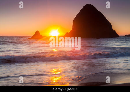 Tramonto da Whaleshead spiaggia lungo la costa dell'Oregon, Samual H. Boardman parco statale, Oregon, Stati Uniti d'America. Foto Stock