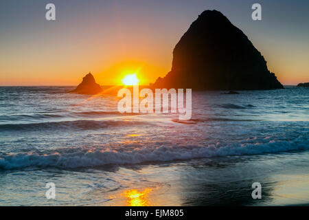 Tramonto da Whaleshead spiaggia lungo la costa dell'Oregon, Samual H. Boardman parco statale, Oregon, Stati Uniti d'America. Foto Stock