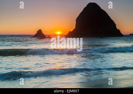 Tramonto da Whaleshead spiaggia lungo la costa dell'Oregon, Samual H. Boardman parco statale, Oregon, Stati Uniti d'America. Foto Stock