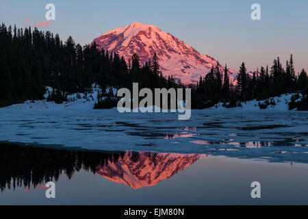 Il monte Rainier in sera la luce riflessa in parzialmente congelati Eunice Lake, il Parco Nazionale del Monte Rainier, Washington, Stati Uniti d'America. Foto Stock
