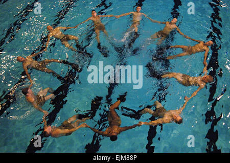 Mare navale cadetti lavorare sul loro team nuotare durante il gruppo forma fisica e acqua di formazione di familiarizzazione di luglio 25, 2006 in Little Creek Naval Amphibious Base, Virginia. Mare Cadetti è un programma per la gioventù simile al boy scout. Foto Stock