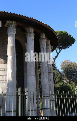 L'Italia. Roma. La circolare tempio di Ercole Vincitore (precedentemente pensato per essere un tempio di Vesta). Costruito nel II secolo A.C. Foto Stock