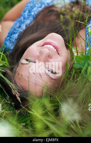 Ragazza adolescente si trova in erba Foto Stock