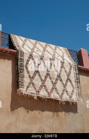 Tappeto marocchino appeso in sun. Medina di Marrakech, Marocco, Africa del Nord. Foto Stock