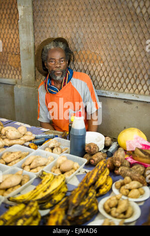 L'uomo vendere produzione al mercato, Nieuw-Nickerie, Suriname Foto Stock