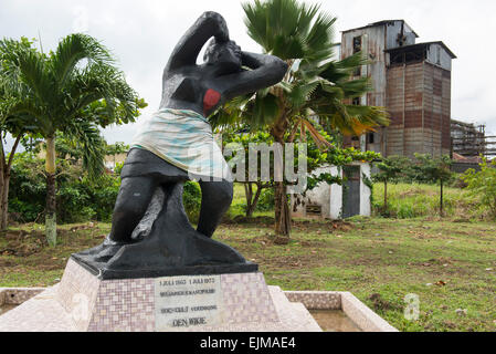Un monumento di Alidi misi di fronte a una vecchia fabbrica di riso, Wageningen, Suriname Foto Stock