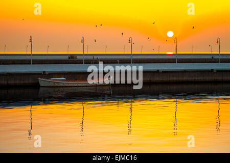 Il pittoresco paesaggio di un alba con una barca su un molo di Sopot, Polonia. Foto Stock