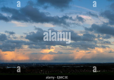 Hucknall, Nottinghamshire, Regno Unito. Il 29 marzo 2015.ultima luce del giorno e la tempesta di pesanti nuvole roll over del paesaggio urbano di Hucknall, e in lontananza il Nottingham City Centre. Credito: IFIMAGE/Alamy Live News Foto Stock