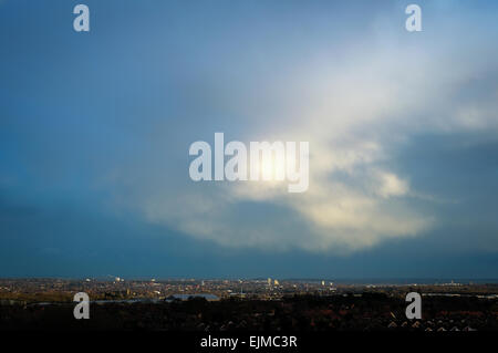 Hucknall, Nottinghamshire, Regno Unito. Il 29 marzo 2015.ultima luce del giorno e la tempesta di pesanti nuvole roll over del paesaggio urbano di Hucknall, e in lontananza il Nottingham City Centre. Credito: IFIMAGE/Alamy Live News Foto Stock