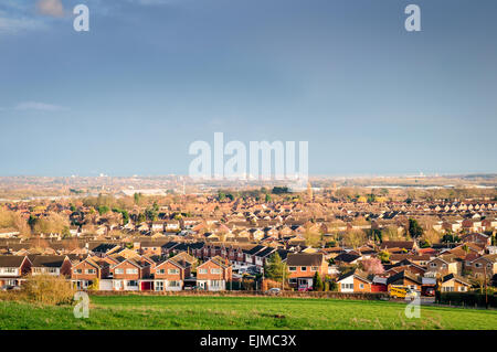 Hucknall, Nottinghamshire, Regno Unito. Il 29 marzo 2015.ultima luce del giorno e la tempesta di pesanti nuvole roll over del paesaggio urbano di Hucknall, e in lontananza il Nottingham City Centre. Credito: IFIMAGE/Alamy Live News Foto Stock