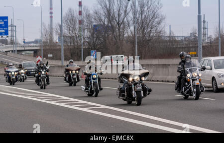 Bikers su American Chopper andando su autostrada ceca Foto Stock