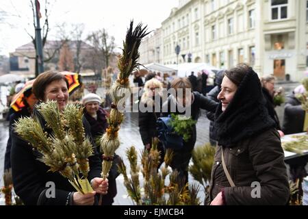 Vilnius, Lituania. 29 Mar, 2015. Le persone acquistano i prodotti Palm per celebrare la Domenica delle Palme a Vilnius, in Lituania, il 29 marzo 2015. La Domenica delle Palme è una festa cristiana che cade la domenica prima di Pasqua. Credito: Alfredas Pliadis/Xinhua/Alamy Live News Foto Stock