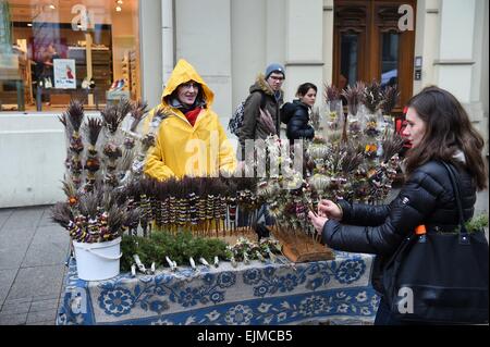 Vilnius, Lituania. 29 Mar, 2015. Le persone acquistano i prodotti Palm per celebrare la Domenica delle Palme a Vilnius, in Lituania, il 29 marzo 2015. La Domenica delle Palme è una festa cristiana che cade la domenica prima di Pasqua. Credito: Alfredas Pliadis/Xinhua/Alamy Live News Foto Stock