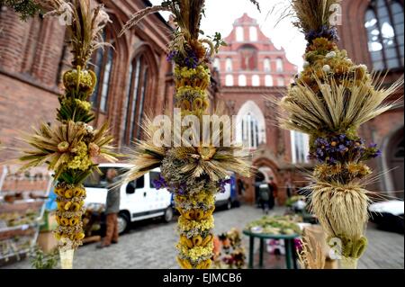 Vilnius, Lituania. 29 Mar, 2015. I prodotti Palm sono visto la Domenica delle Palme a Vilnius, in Lituania, il 29 marzo 2015. La Domenica delle Palme è una festa cristiana che cade la domenica prima di Pasqua. Credito: Alfredas Pliadis/Xinhua/Alamy Live News Foto Stock