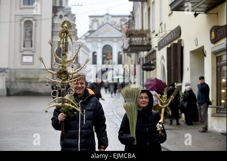 Vilnius, Lituania. 29 Mar, 2015. La gente in attesa dei prodotti Palm a celebrare la Domenica delle Palme a Vilnius, in Lituania, il 29 marzo 2015. La Domenica delle Palme è una festa cristiana che cade la domenica prima di Pasqua. Credito: Alfredas Pliadis/Xinhua/Alamy Live News Foto Stock