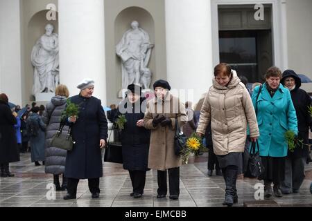 Vilnius, Lituania. 29 Mar, 2015. La gente in attesa dei prodotti Palm a celebrare la Domenica delle Palme a Vilnius, in Lituania, il 29 marzo 2015. La Domenica delle Palme è una festa cristiana che cade la domenica prima di Pasqua. Credito: Alfredas Pliadis/Xinhua/Alamy Live News Foto Stock