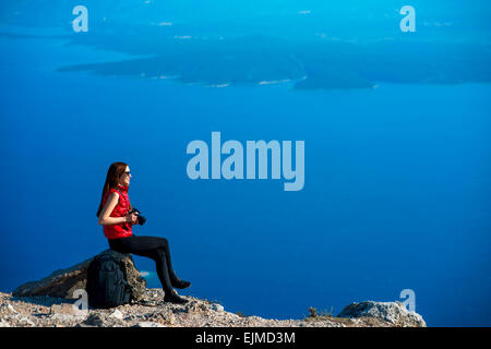 Donna che viaggia sull'isola top Foto Stock