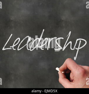 Un colorato rendering 3D illustrazione concettuale che mostra la leadership scritti su una lavagna Foto Stock