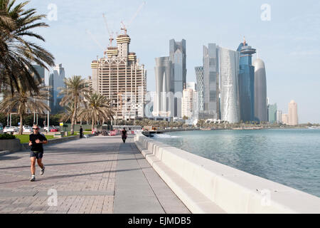 Pedoni sul lungomare Corniche nella città di Doha, nel golfo Stato del Qatar. Foto Stock