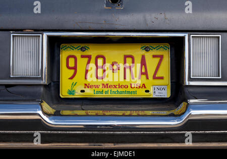 Una targa del New Mexico molto pulita è esposta su un'auto. Foto Stock