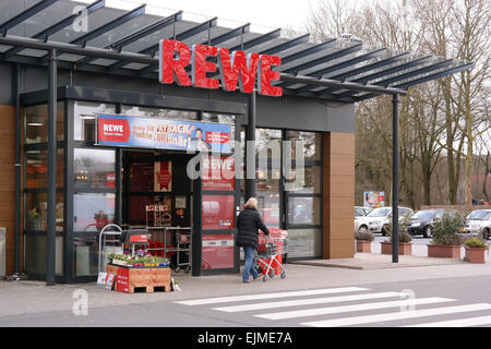 Meppen, Germania - febbraio 2015: entrata di un supermercato REWE, parte del gruppo Rewe Foto Stock
