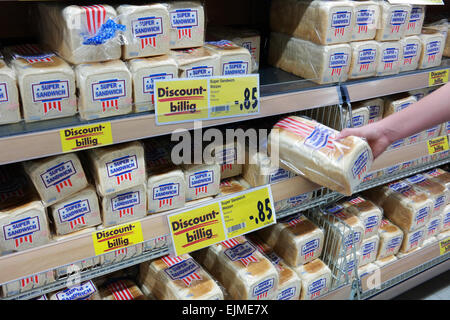 Germania - Febbraio 2015: i ripiani pieni di stile Amercan pranzo a fette di pane in un supermercato Kaufland Foto Stock