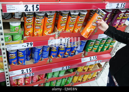 Germania - Febbraio 2015: i ripiani con una varietà di patatine Chips in un supermercato Kaufland. Foto Stock