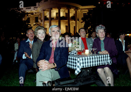 Il presidente statunitense Ronald Reagan e la First Lady Nancy Reagan unisciti a senatore Paul Laxalt e sua moglie Carol e il senatore Bob Michel e moglie Corrine come si guarda il Oak Ridge Boys eseguire durante il Congresso barbeque sul prato Sud della Casa Bianca il 6 ottobre 1983 a Washington, DC. Foto Stock