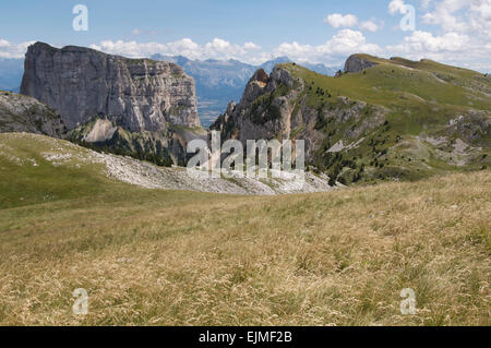 Paesaggio di montagna. Le ripide pareti rocciose del Mont Aiguille visto dalla laminazione prati erbosi della alta Vercors altopiano. La Drôme, Francia. Foto Stock