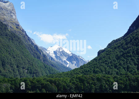 Piste convergenti di due scenic gamme della montagna in Nuova Zelanda, il Sud delle Alpi. Foto Stock