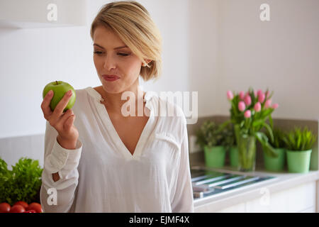 Felice giovane donna di mangiare le mele Foto Stock