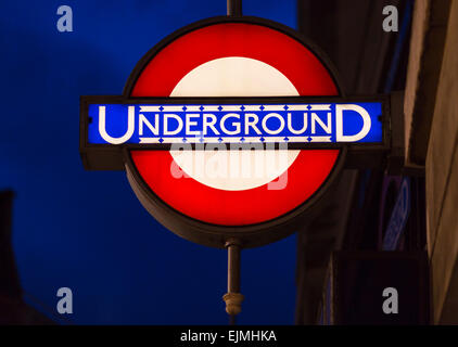 Il St James Park stazione della metropolitana segno, di notte, Londra Foto Stock