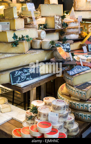 Pressione di stallo di formaggio, Borough Market, Londra Foto Stock