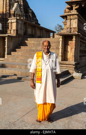 Locale uomo indiano, un devoto religioso in abito tradizionale, un adoratore di un Indù Chandela tempio di Khajuraho, Madhya Pradesh, India Foto Stock