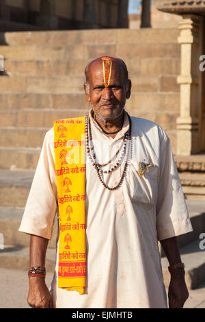 Locale uomo indiano, un devoto religioso in abito tradizionale, un adoratore di un Indù Chandela tempio di Khajuraho, Madhya Pradesh, India Foto Stock