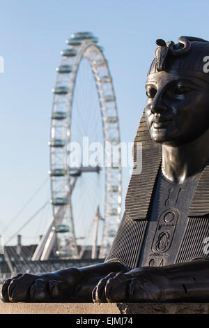 La sfinge e il London Eye, Londra Foto Stock